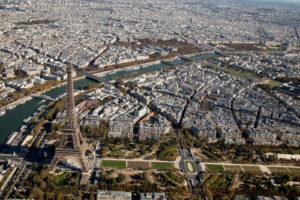 Vue aérienne sur la tour Eiffel et Paris