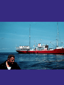 1958 – Début de la première radio pirate offshore au large du Danemark.