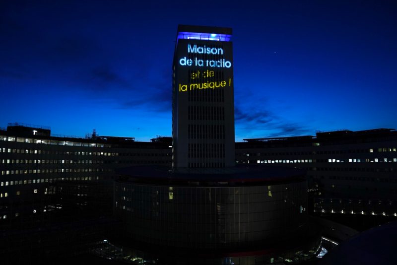 Pendant tout l'été 2020, la tour de 22 étages de la Maison de la radio s'est habillée à la nuit tombée d’un cri du cœur lumineux “La Maison de la radio... et de la musique !”