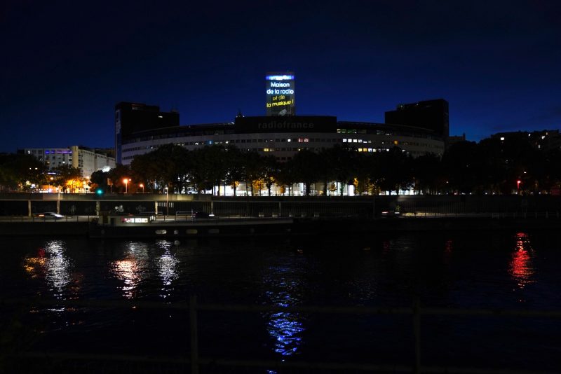 Durant l'été 2020, la tour de 22 étages de la Maison de la radio s'est habillée à la nuit tombée d’un cri du cœur lumineux “La Maison de la radio et de la musique !”. 